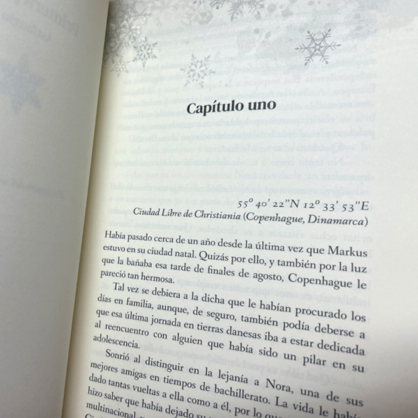 Detalle de la maquetación interior en papel de Un puente entre dos mundos, novela de romance gay ambientado en Islandia