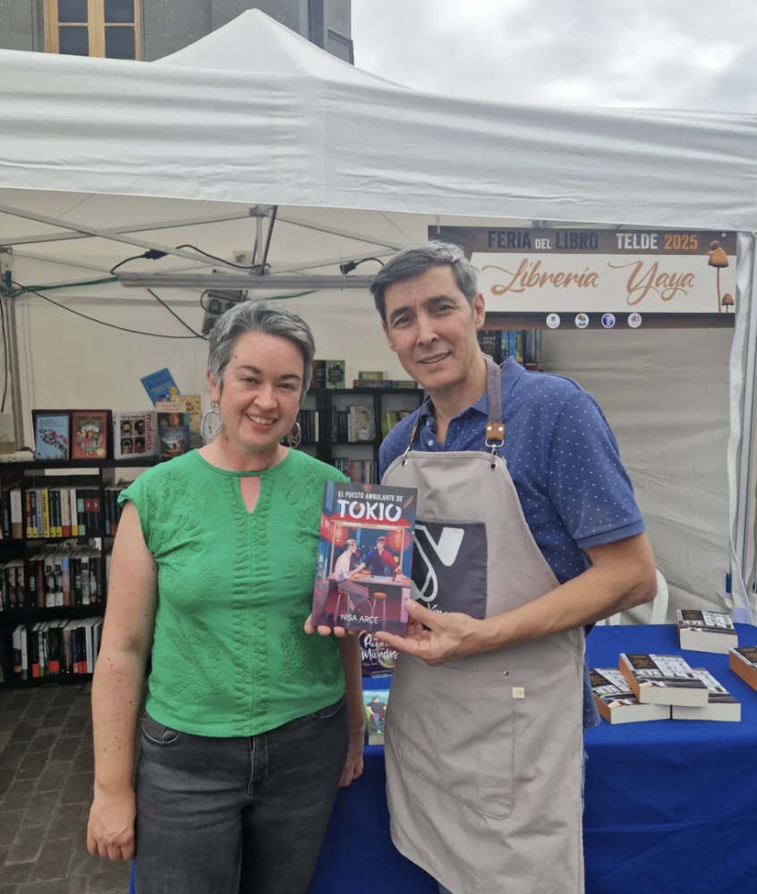 Firmas de Nisa Arce en la feria del libro de Telde 2025, caseta Librería Yaya
