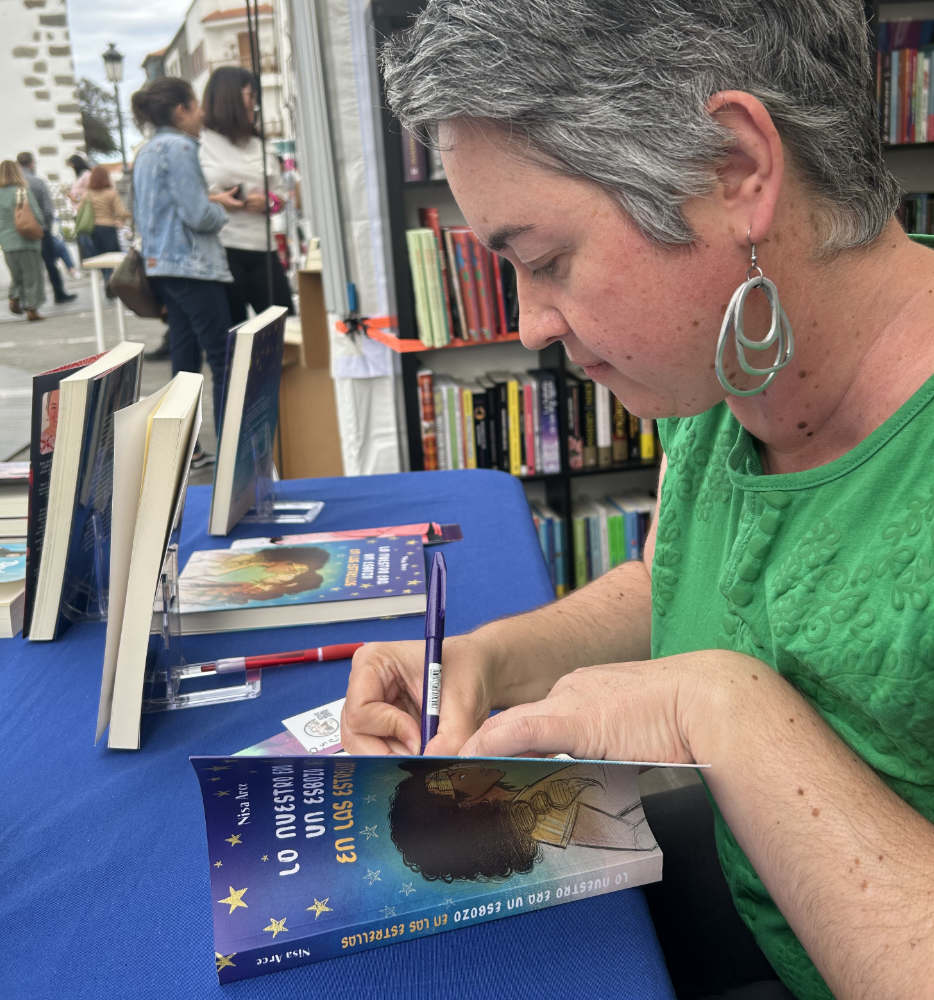 Firmas de Nisa Arce en la feria del libro de Telde 2025, caseta Librería Yaya