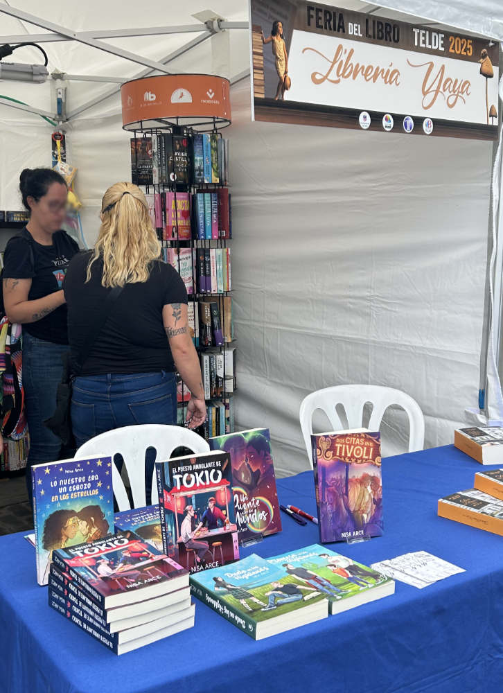 Firmas de Nisa Arce en la feria del libro de Telde 2025, caseta Librería Yaya