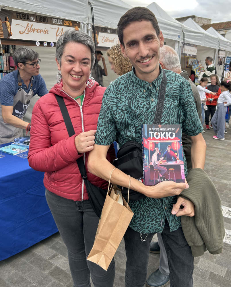 Firmas de Nisa Arce en la feria del libro de Telde 2025, caseta Librería Yaya