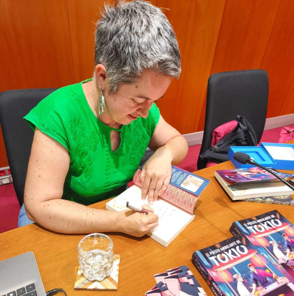 Presentación de El puesto ambulante de Tokio, de Nisa Arce, en la biblioteca pública del Estado de Las Palmas, romance LGBT