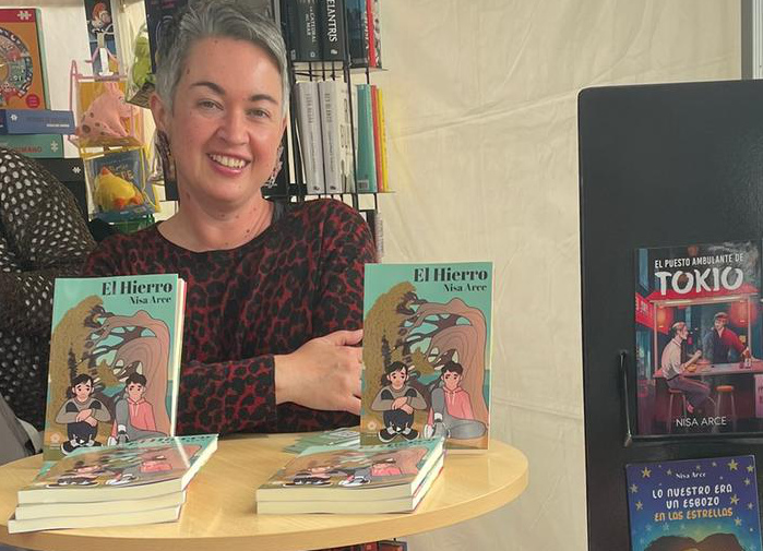 Nisa Arce, firmas en la feria del libro de Telde, caseta de Librería Yaya