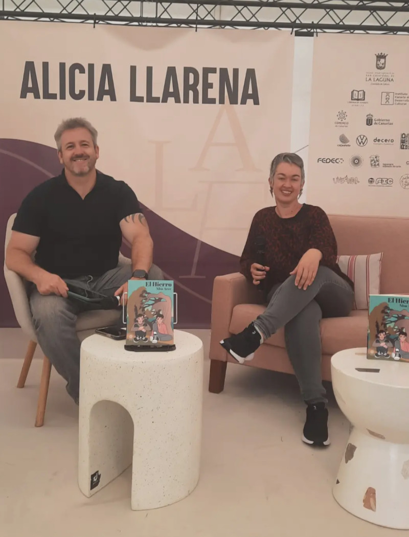 Presentación de El Hierro, de Nisa Arce, publicado por la editorial Siete Islas, en la Feria del libro de La Laguna 2026, con el escritor Miguel Aguerralde