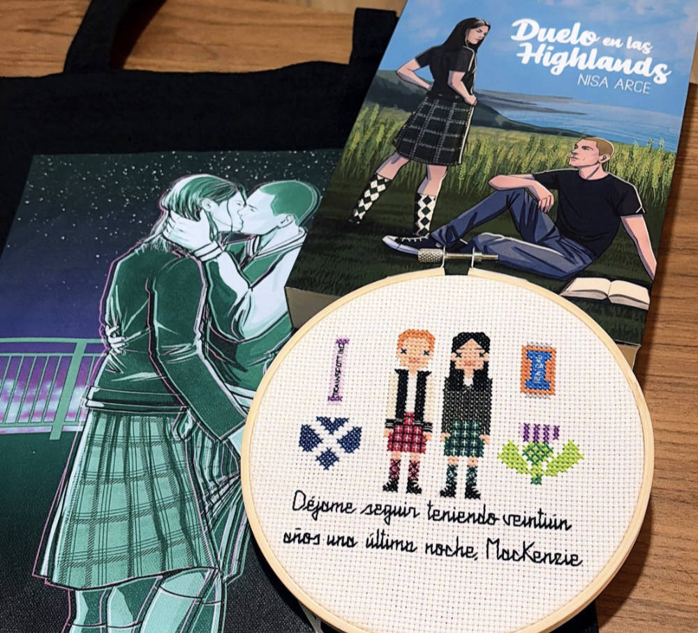 Patrón de punto de cruz de Duelo en las Highlands, novela de romance enemies to lovers LGBT ambientada en Escocia de Nisa Arce, diseñado y bordado por Lupe Ballester