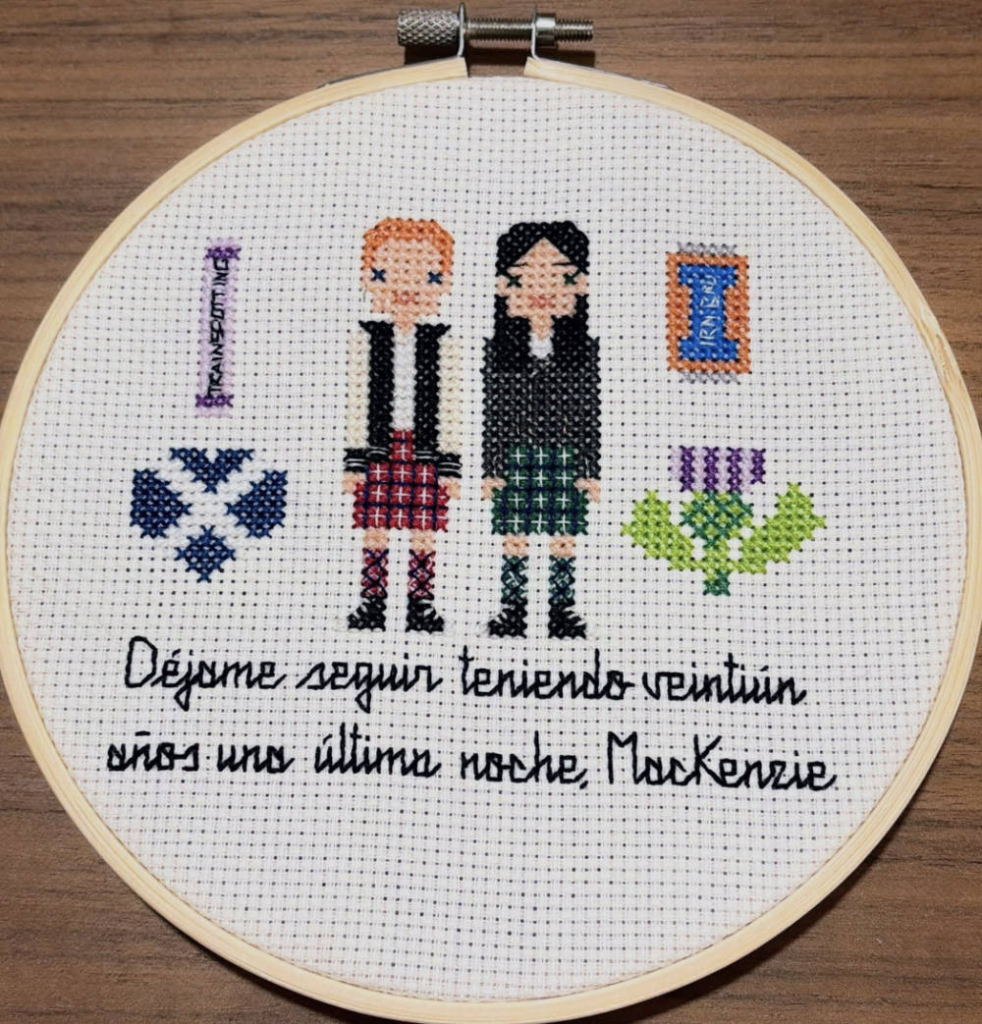 Patrón de punto de cruz de Duelo en las Highlands, novela de romance enemies to lovers LGBT ambientada en Escocia de Nisa Arce, diseñado y bordado por Lupe Ballester