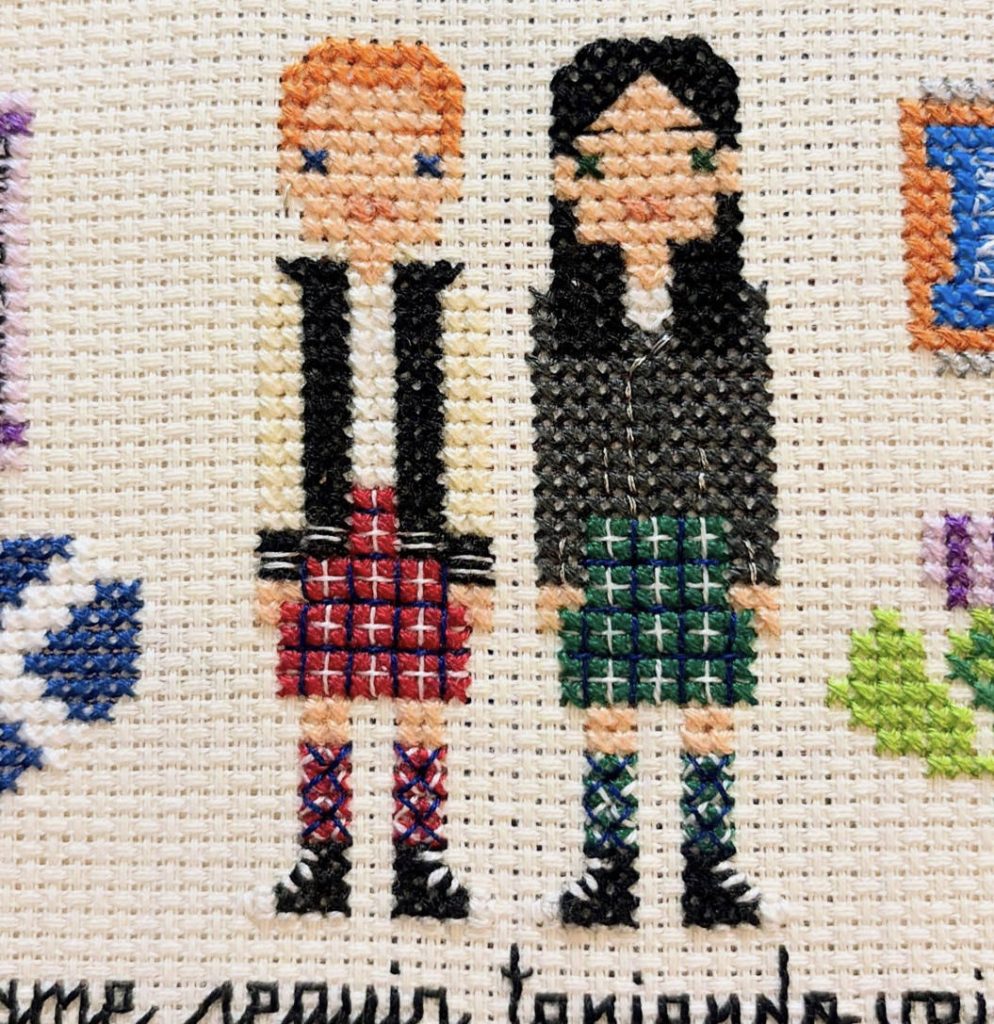 Patrón de punto de cruz de Duelo en las Highlands, novela de romance enemies to lovers LGBT ambientada en Escocia de Nisa Arce, diseñado y bordado por Lupe Ballester