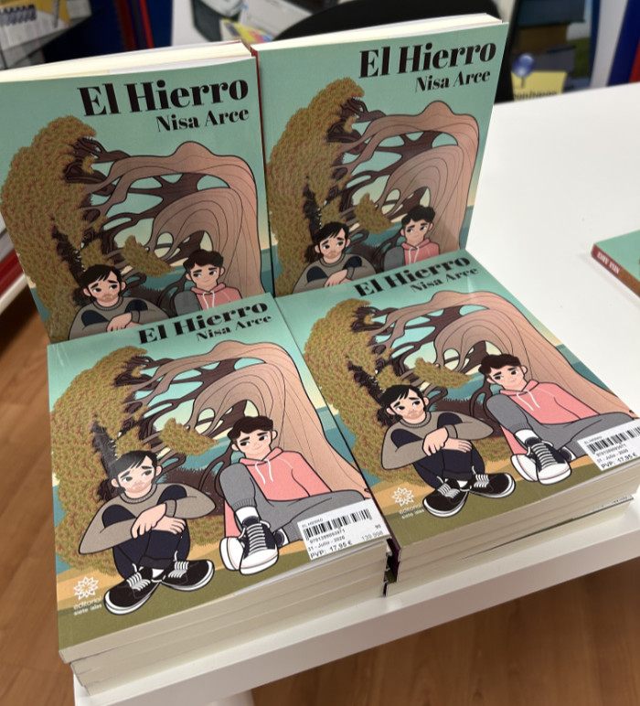Sesión de firma de libros en librería de un libro publicado por editorial, de la autora híbrida Nisa Arce