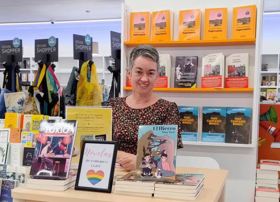 Sesión de firmas en librerías de la autora híbrida Nisa Arce